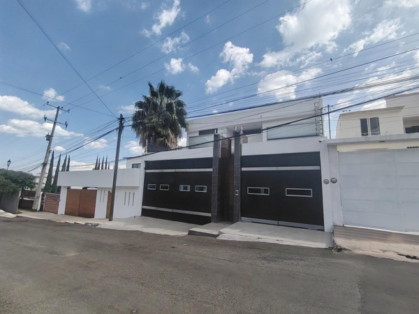 Se Vende Hermosa Casa con Acabados de Lujo en Lomas del Pedregal — foto 1 de 16