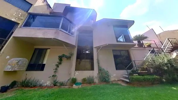 Hermosa residencia en calle cerrada en fraccionamiento — foto 1 de 39