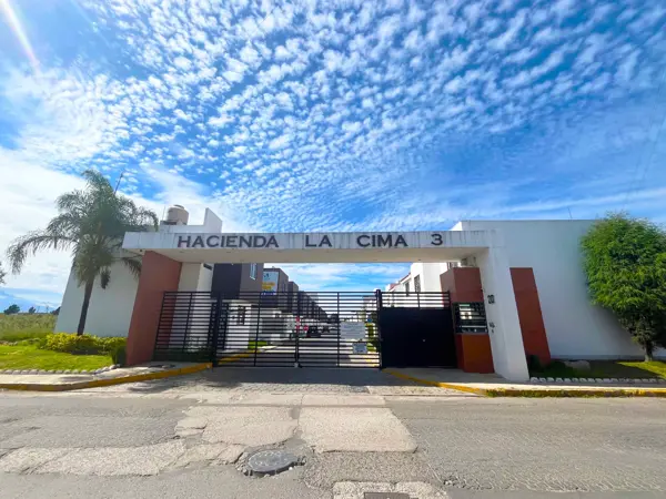 Casa en Santa Maria Coronango, Coronango, Puebla — foto 1 de 27