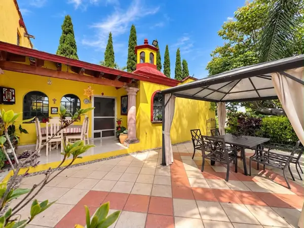 Casa con Amplios Espacios y Jardín Propio en Col. Delicias, Zona Dorada de Cuernavaca — foto 1 de 24