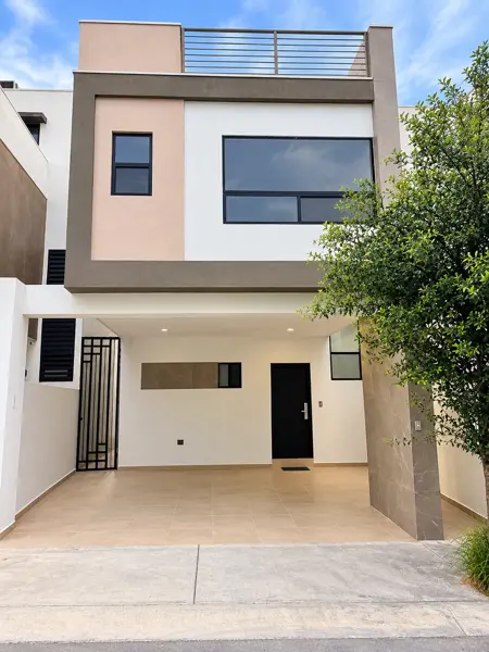 Casa de tres niveles en venta en Porto Cumbres, García, Nuevo León — foto 1 de 10