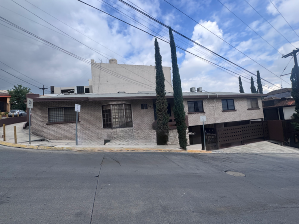 Casa en Venta en Esquina en Cumbres 4to Sector — foto 1 de 11