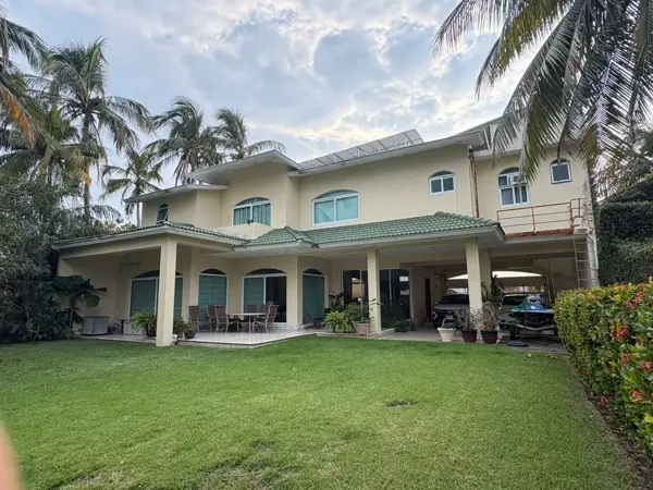 Vendo Residencial en el Fraccionamiento el Estero en Boca del Rio con Canal de Rio — foto 1 de 28