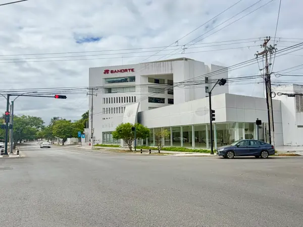 Propiedad comercial en Paseo Montejo a 200 mts del monumento a la bandera — foto 1 de 22