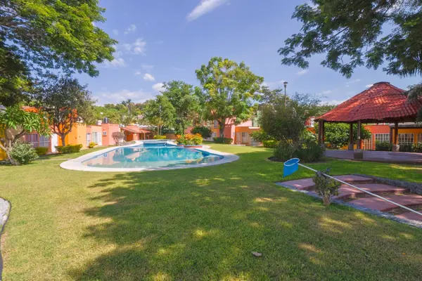 Casa en venta en La Campiña con 3 recámaras y alberca común — foto 1 de 24