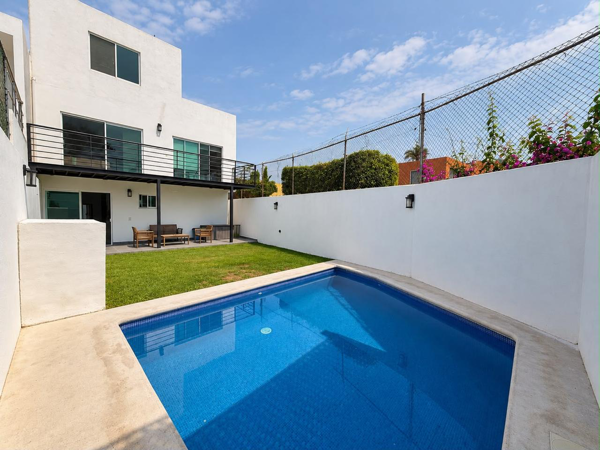 Casa con Jardín, Alberca y Roof Garden en Privada, a 5 Min del Centro de Jiutepec — foto 1 de 25