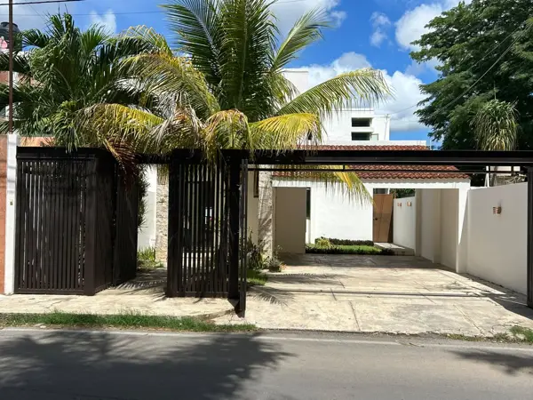 Casa de Dos Plantas con Piscina en Venta en Monte Alban, Mérida, Yuc. — foto 1 de 27