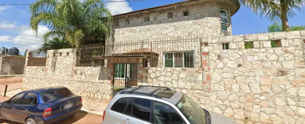 Casa en Excelente Ubicación / Acceso a Comercios, Supermercado, Escuelas, Hospitales, Restaurantes. — foto 1 de 14