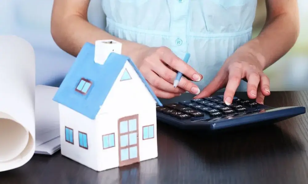 Mujer buscando una vivienda