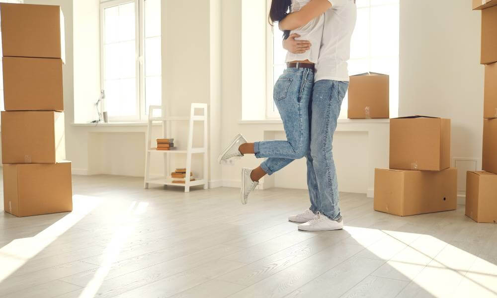 pareja feliz a comprar casa