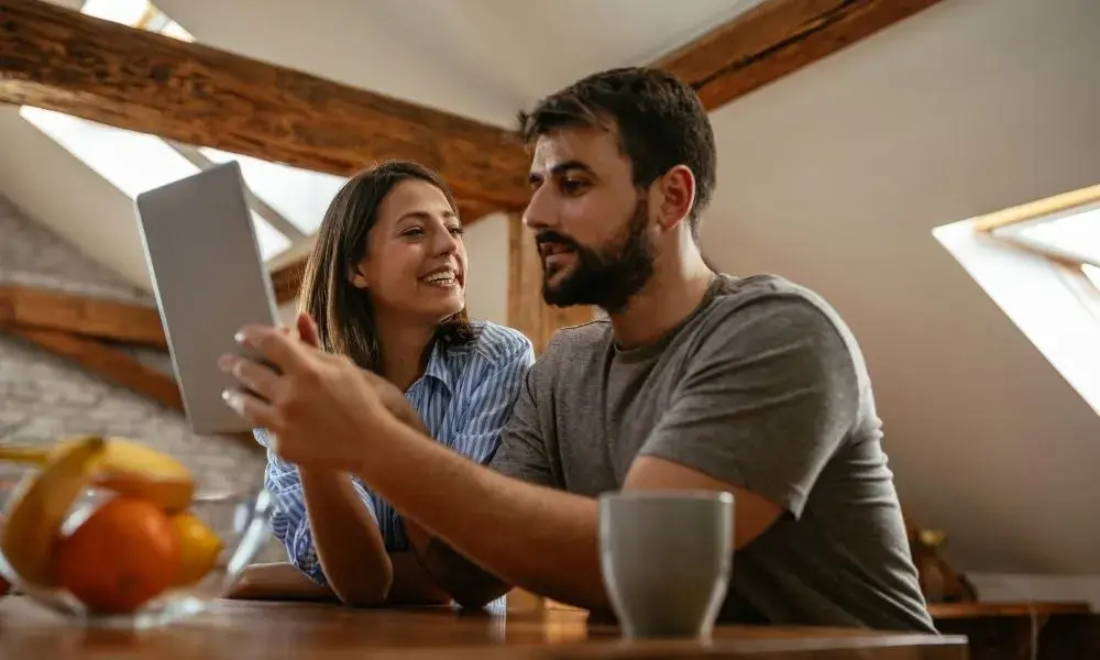 Pareja en una casa