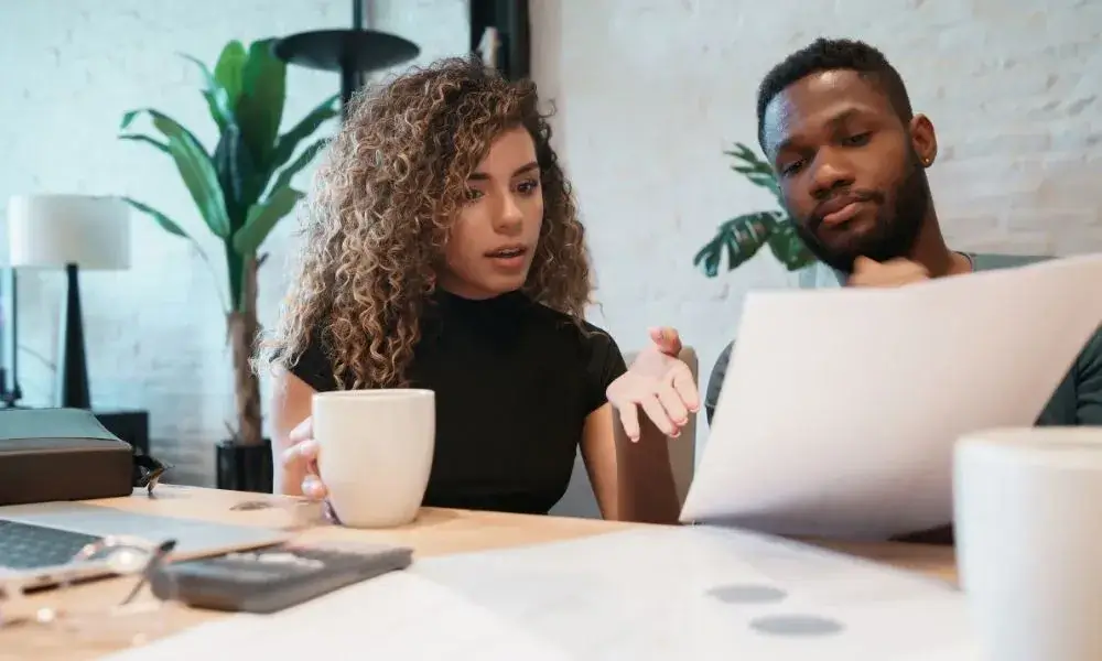Pareja buscando opciones hipotecarias