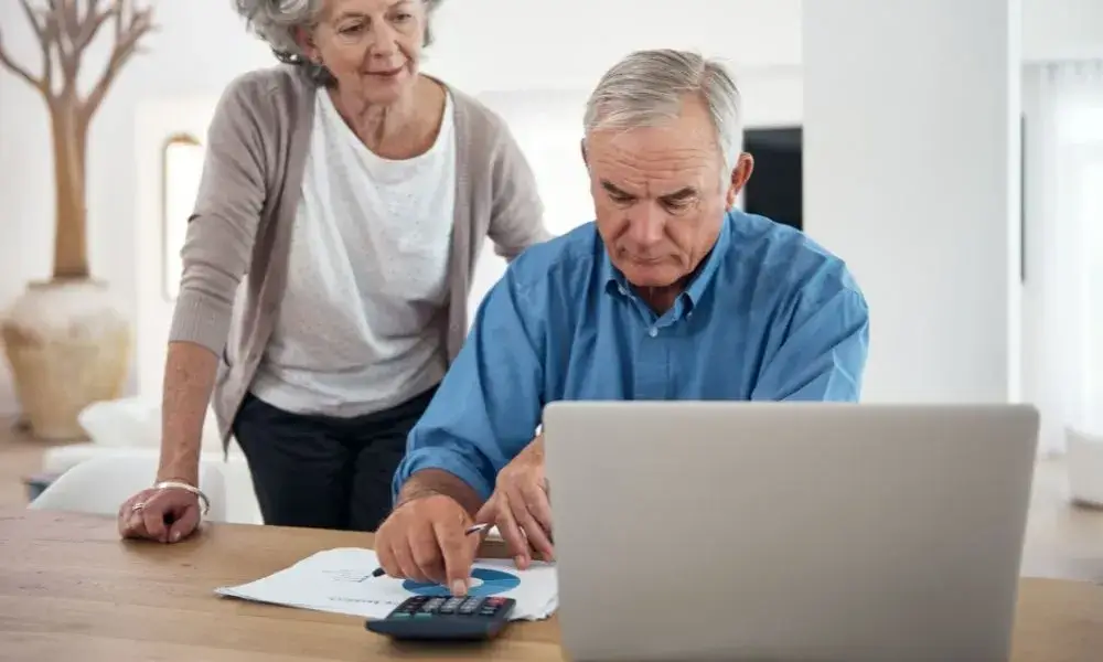 Adultos mayores buscando casa