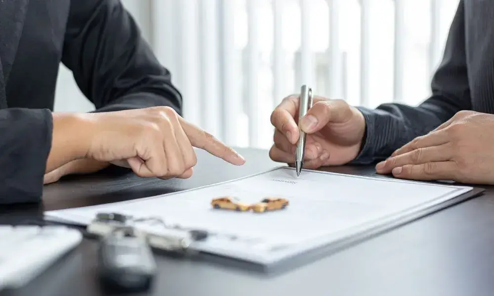 Asesores inmobiliarios vendiendo una casa