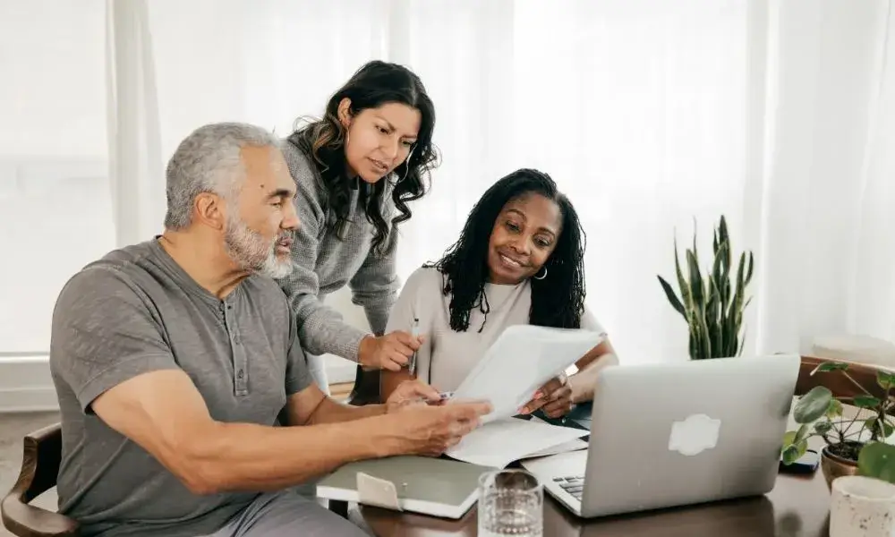 Familia buscando cr&eacute;dito INFONAVIT