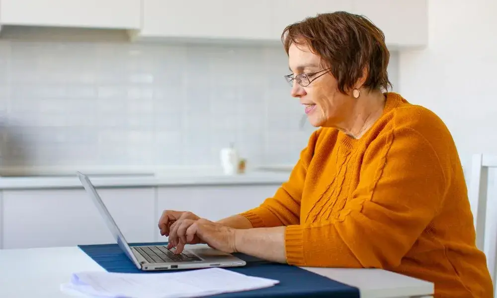 Mujer utilizando un portal inmobiliario