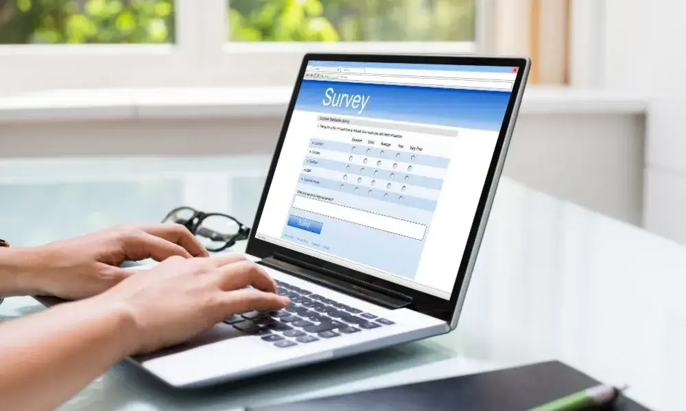 Asesor inmobiliario revisando un portal inmobiliario