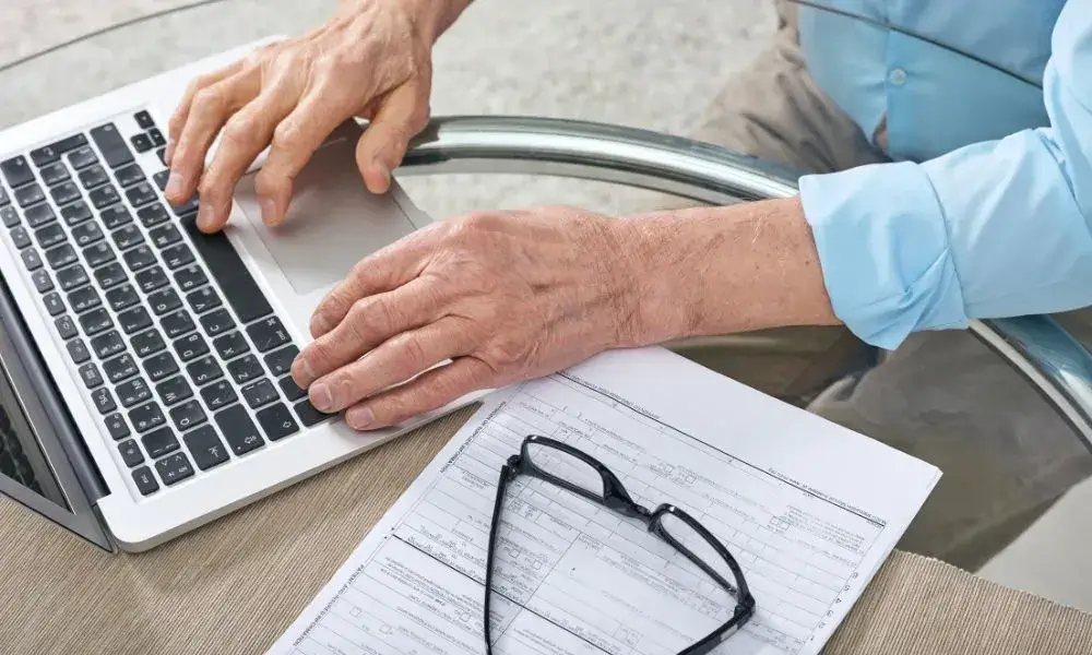 Persona registrando sus datos personales