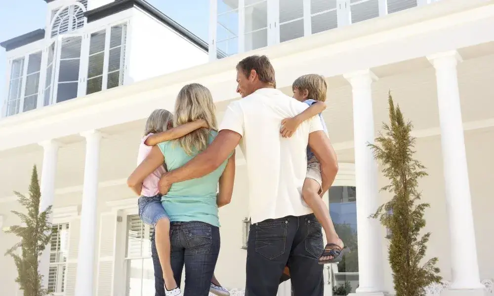 Familia en su nuevo inmueble