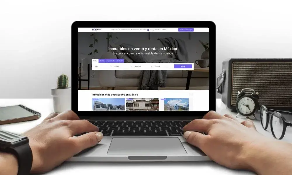 Computadora en la página web de NOCNOK Inmuebles