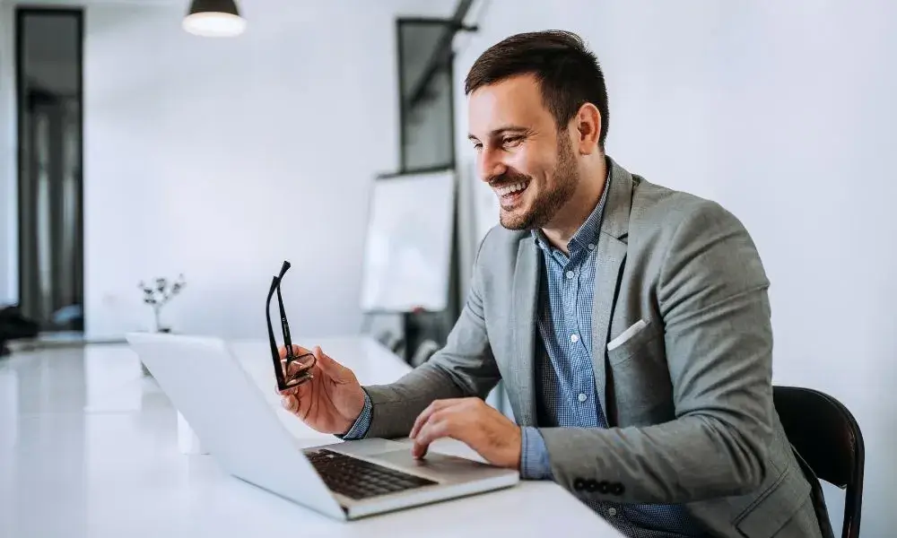 Asesor inmobiliario recibiendo una preaprobaci&oacute;n hipotecaria