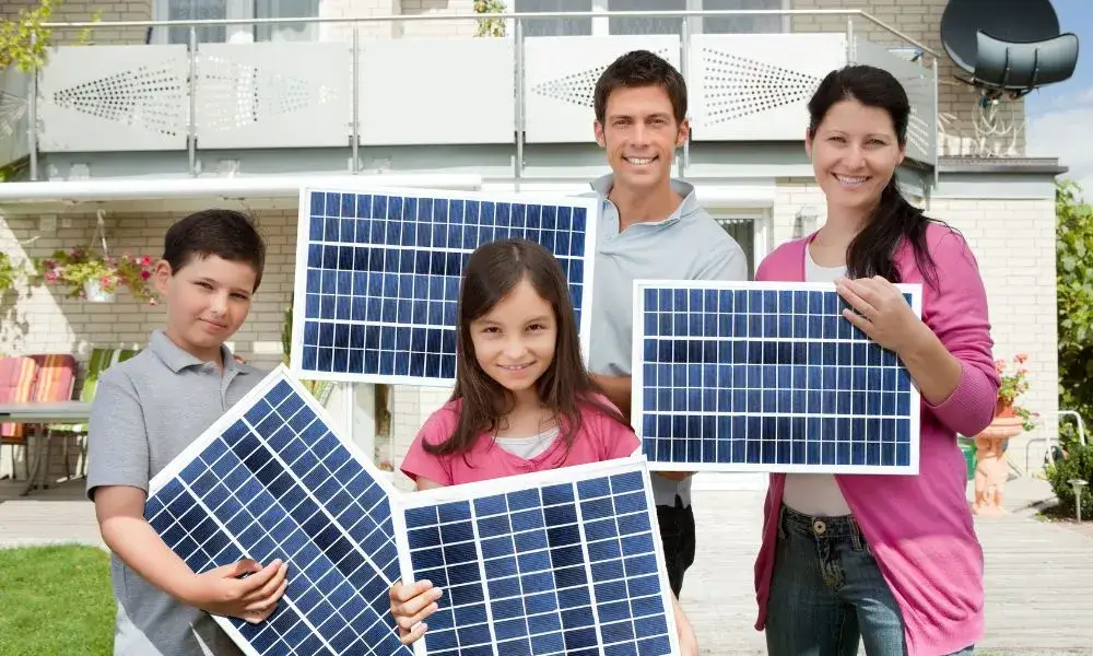 Familia buscando su nueva vivienda