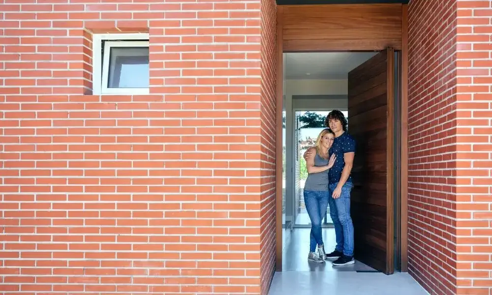 Pareja en una casa