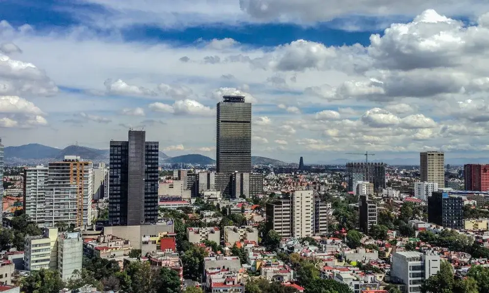 4. Buena conectividad El norte de la Ciudad de México cuenta con una excelente conectividad. Las principales avenidas y autopistas te permiten desplazarte con facilidad hacia otras partes de la ciudad. Además, esta zona se encuentra cerca de importantes centros de negocios, lo que facilita los desplazamientos para el trabajo.