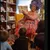 Read more about No hay nada de malo en que las drag queens lean libros a los niños.