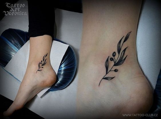 Olivenzweig Knöcheltattoo banner image