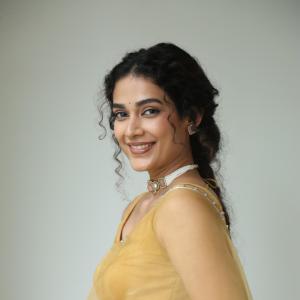 Aakanksha Singh Radiates Elegance in Mustard Yellow Saree | Latest Traditional Look