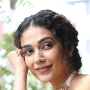 Aakanksha Singh Radiates Elegance in Mustard Yellow Saree | Latest Traditional Look