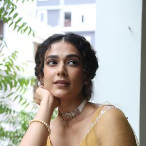 Aakanksha Singh Radiates Elegance in Mustard Yellow Saree | Latest Traditional Look