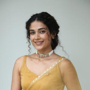Aakanksha Singh Radiates Elegance in Mustard Yellow Saree | Latest Traditional Look