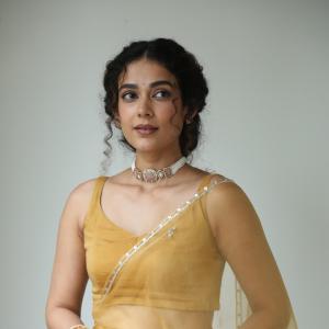 Aakanksha Singh Radiates Elegance in Mustard Yellow Saree | Latest Traditional Look