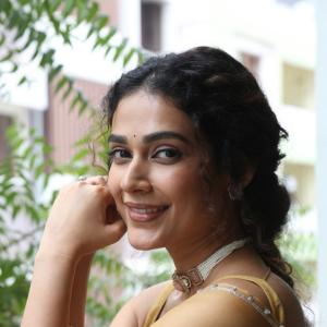 Aakanksha Singh Radiates Elegance in Mustard Yellow Saree | Latest Traditional Look