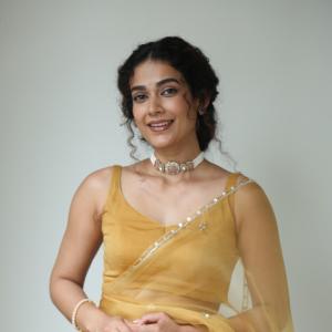 Aakanksha Singh Radiates Elegance in Mustard Yellow Saree | Latest Traditional Look