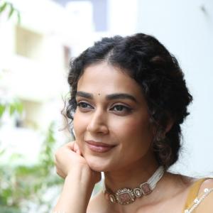 Aakanksha Singh Radiates Elegance in Mustard Yellow Saree | Latest Traditional Look