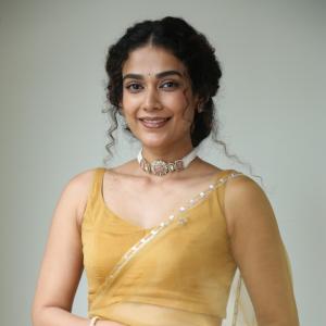 Aakanksha Singh Radiates Elegance in Mustard Yellow Saree | Latest Traditional Look