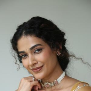 Aakanksha Singh Radiates Elegance in Mustard Yellow Saree | Latest Traditional Look