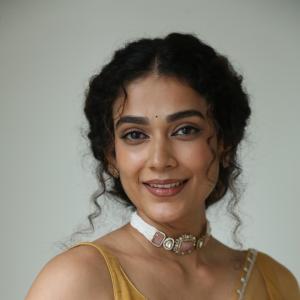 Aakanksha Singh Radiates Elegance in Mustard Yellow Saree | Latest Traditional Look