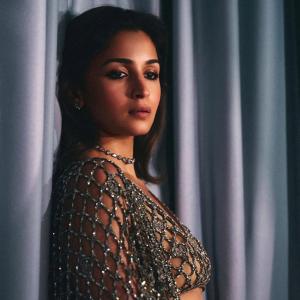 Alia Bhatt Shines in Glamorous Silver Saree on the Red Carpet – Latest Photos