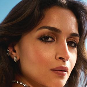 Alia Bhatt Shines in Glamorous Silver Saree on the Red Carpet – Latest Photos