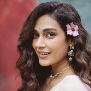 Actress Aakanksha Singh Radiates Elegance in Pastel Saree with Floral Charm