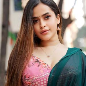 Actress Prajakta Dusane Stuns in Green Saree and Pink Embroidered Blouse | Ethnic Fashion Goals