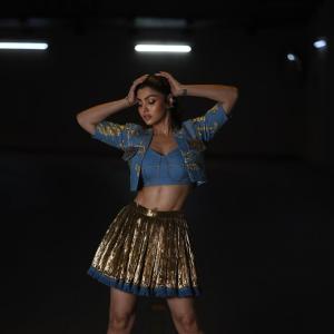 Actress Akanksha Puri Shines in Gold Pleated Skirt – Stunning Fusion Look