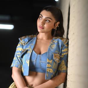 Actress Akanksha Puri Shines in Gold Pleated Skirt – Stunning Fusion Look