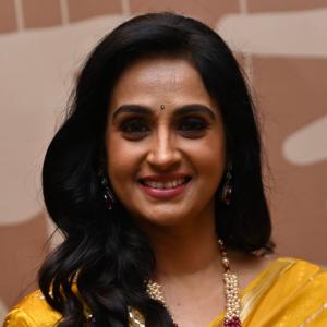 Actress Laya Stuns in Elegant Yellow Saree – Traditional Look with Modern Grace