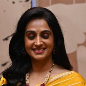 Actress Laya Stuns in Elegant Yellow Saree – Traditional Look with Modern Grace