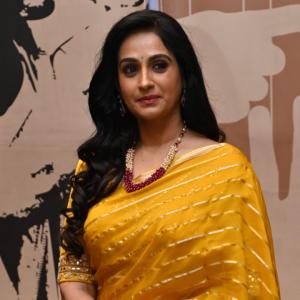 Actress Laya Stuns in Elegant Yellow Saree – Traditional Look with Modern Grace